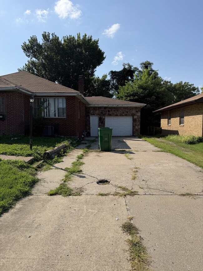 Building Photo - 225 N 63rd St