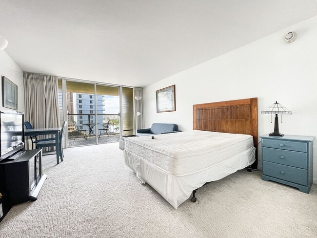 Building Photo - Fully Furnished Studio! Waikiki!
