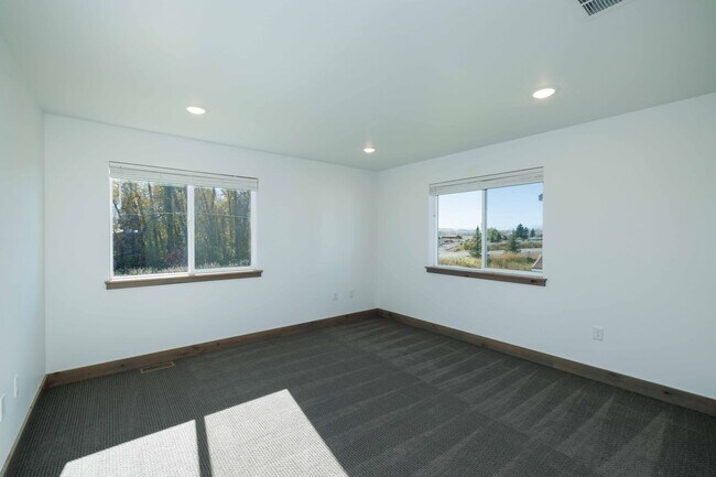 Building Photo - 515 W Aspen St