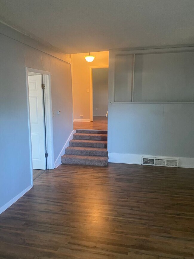 Building Photo - Charming 3+bedroom, 1bath ranch home with ...