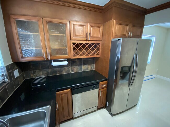 Building Photo - 581 N University Dr