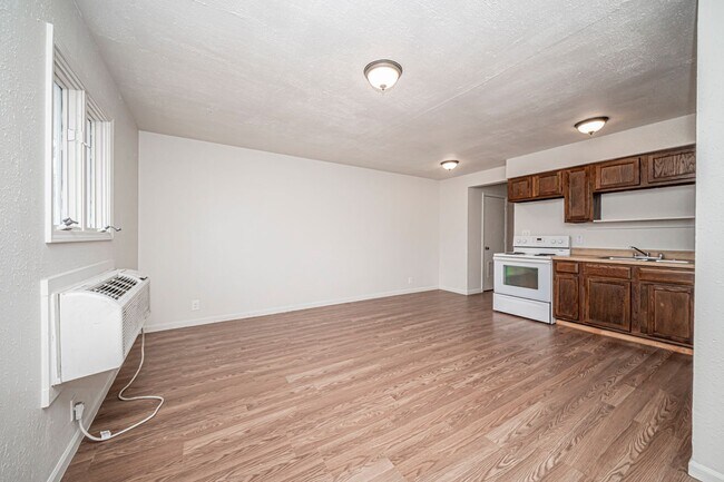 Foto del edificio - Please View 3D Virtual Walk-Through Before Scheduling a Showing