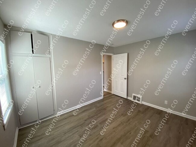 Building Photo - 3032 Cragmoor Ave