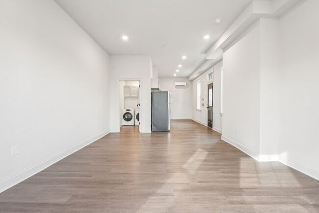 Building Photo - 472 Roxborough Ave