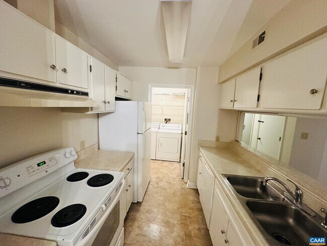 Building Photo - 338 S Pantops Dr