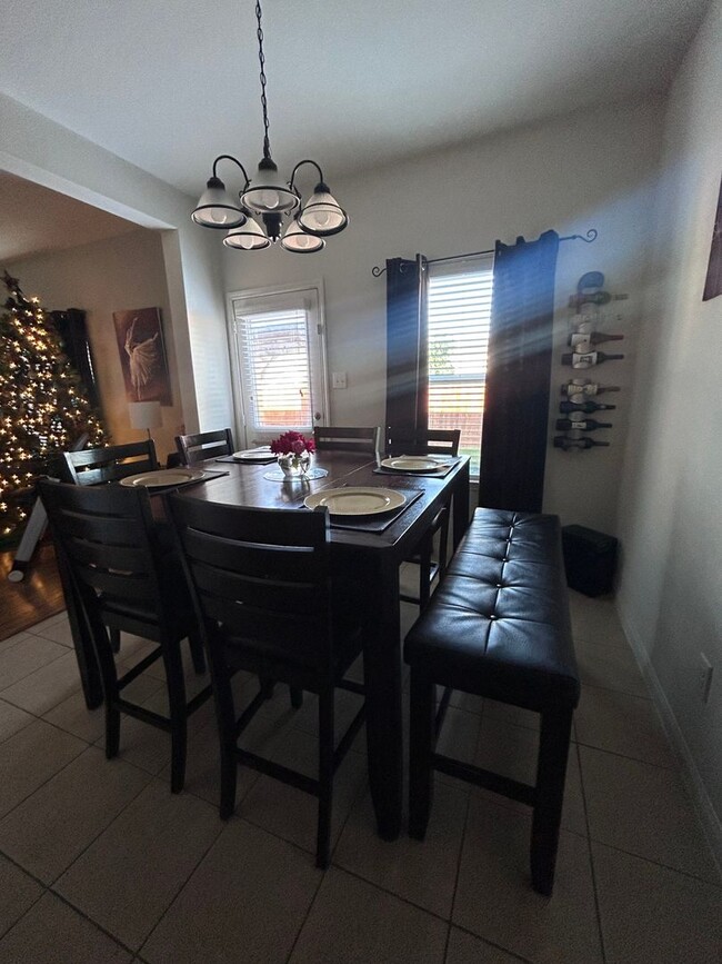 Building Photo - Stunning 4BR House in Highlands