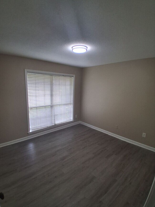 Foto del edificio - 4 Success Realty now offering this beautiful 3 bedrooms 2 bath.
