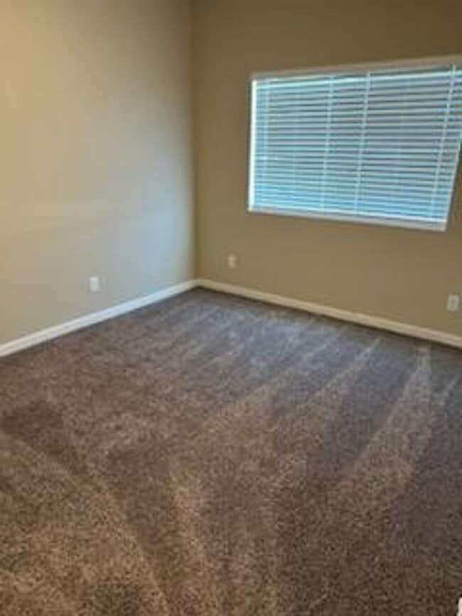 Building Photo - 3-bedroom 2-bath Duplex