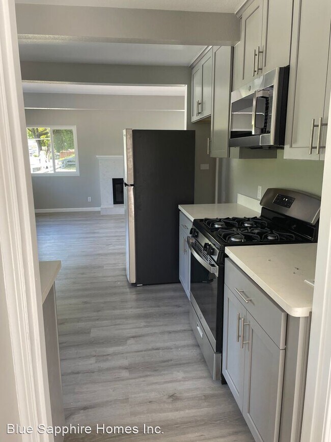 Building Photo - 3 br, 2 bath House - 1285 Russell Way