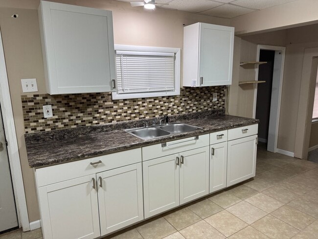 Foto del edificio - 2102-2104 Messanie St.