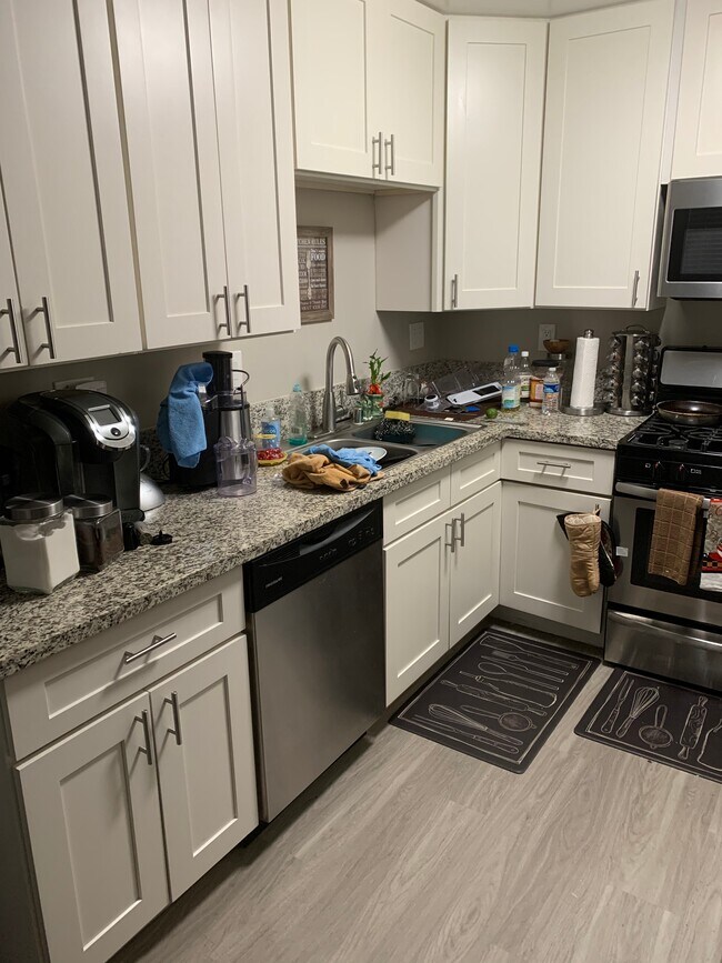 Foto del edificio - 740 W 24th St