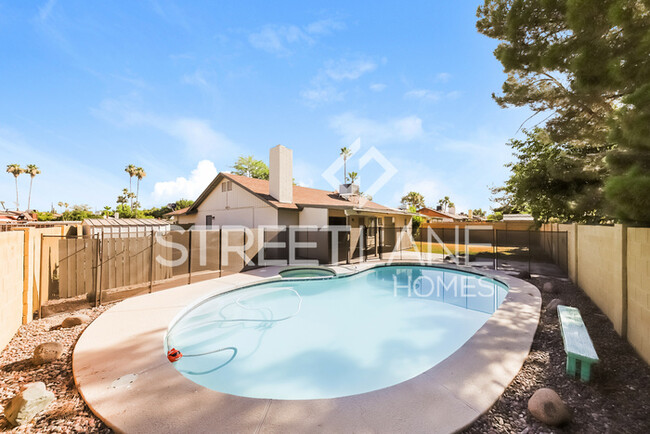 Building Photo - Pool Home - 3 Bedroom/2 Bath