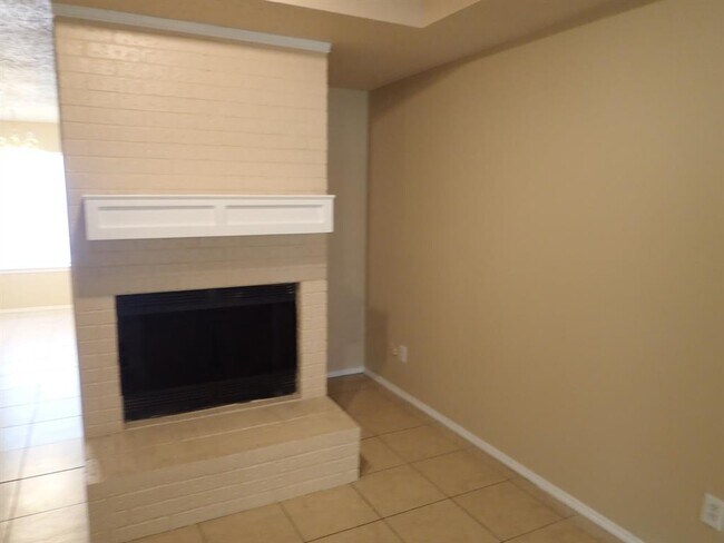 Building Photo - 544 Signal Hill Ct S