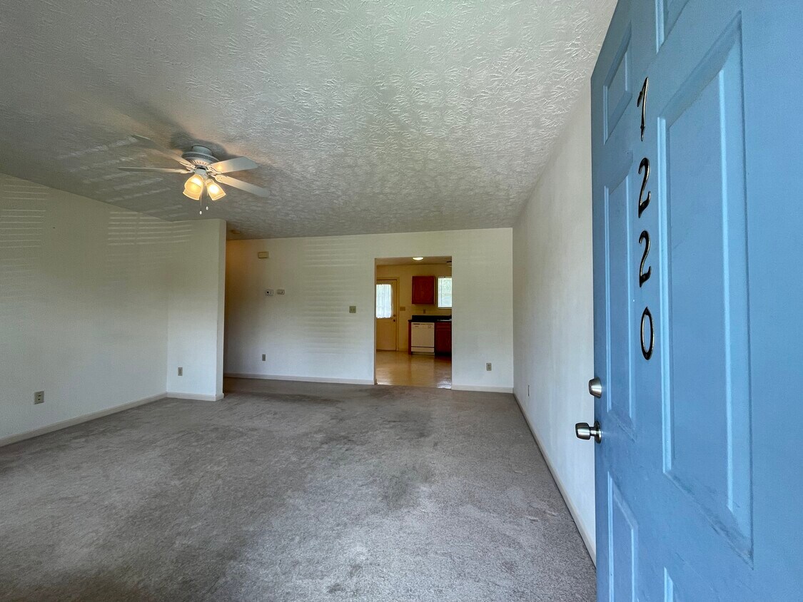 Primary Photo - 7220 Howard Bennett Way