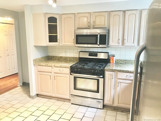 Foto del edificio - 140 Shepard Ave