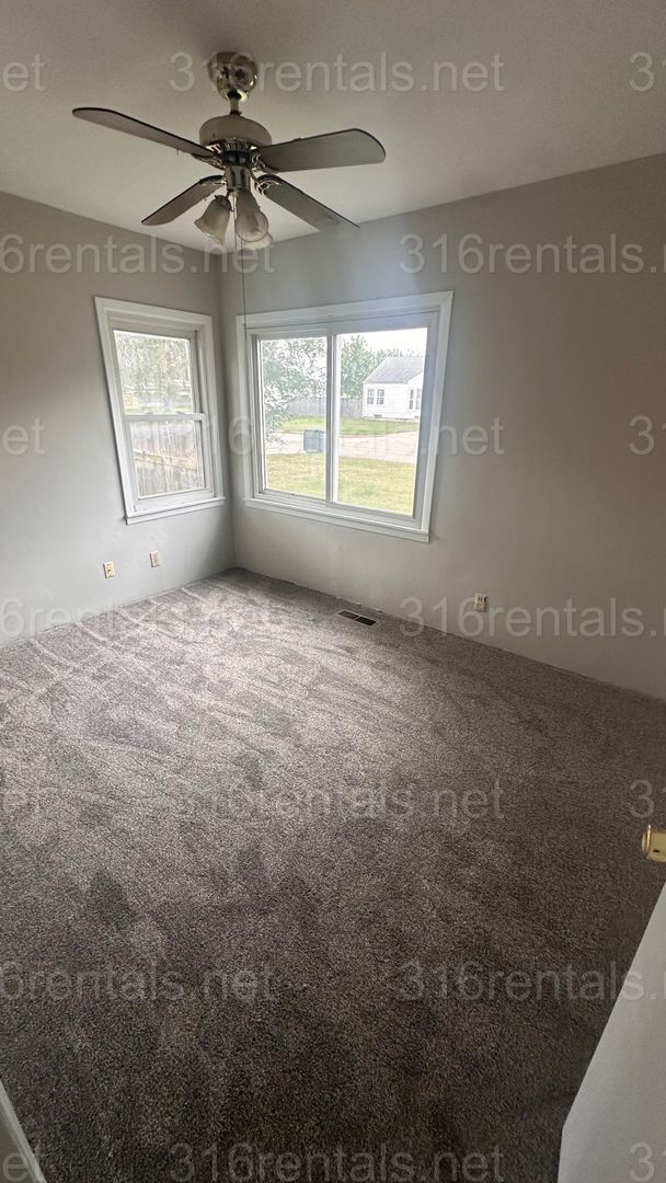 Foto del edificio - $1195 - 2 bed 1 bath w/ BONUS room and bas...