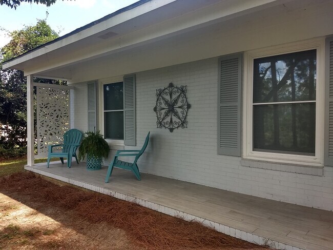 Building Photo - 225 Circle Dr