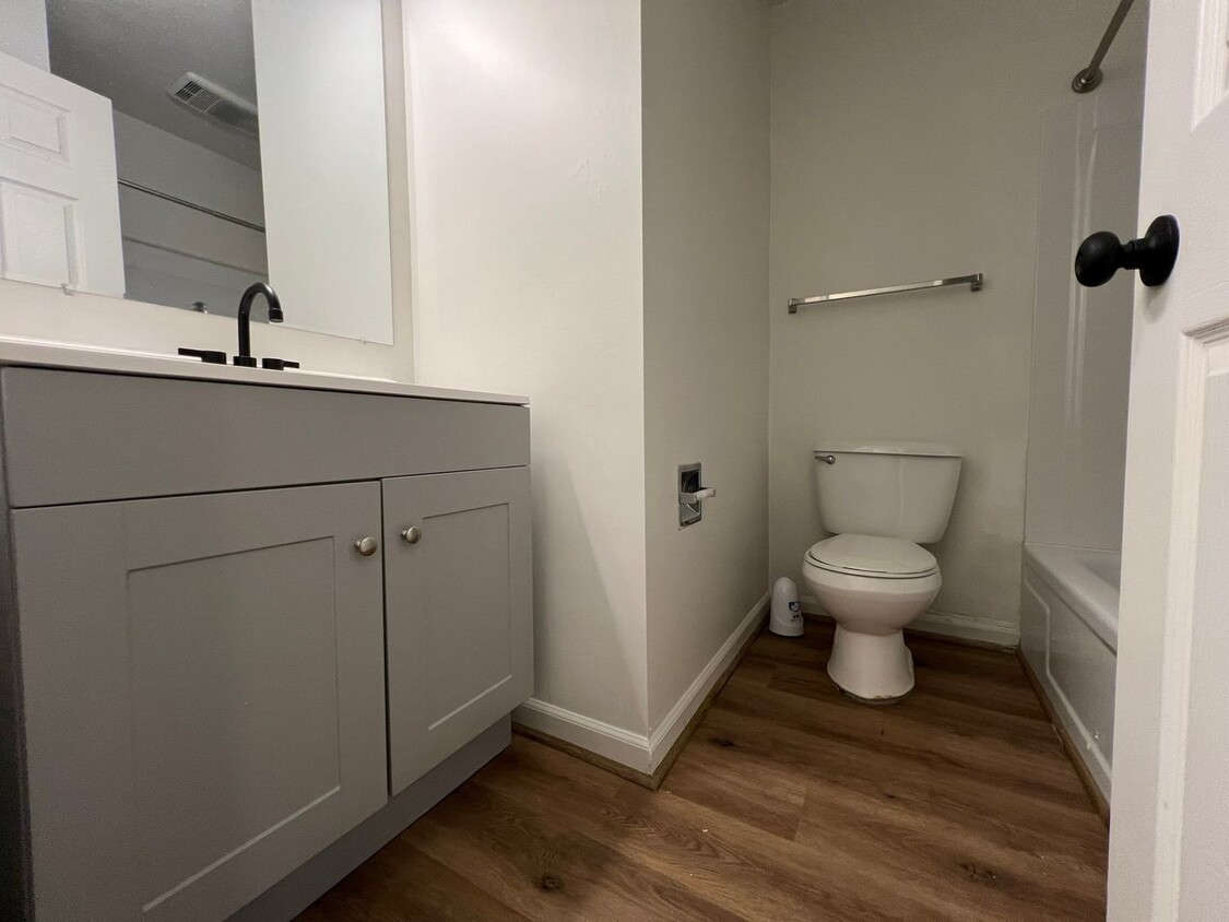 Building Photo - Oak Grove Village Apartments- Close to Lew...