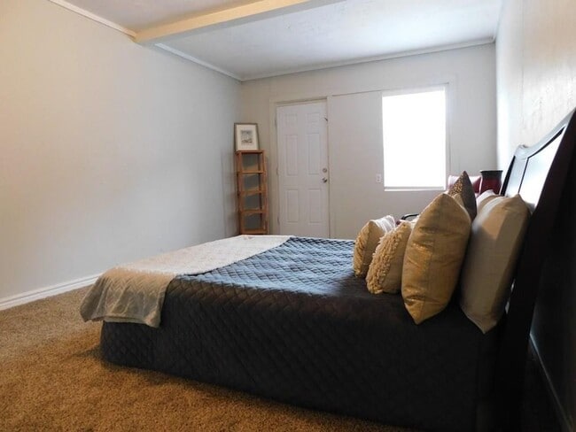 Building Photo - 2/1 - Pet Friendly Near TSU