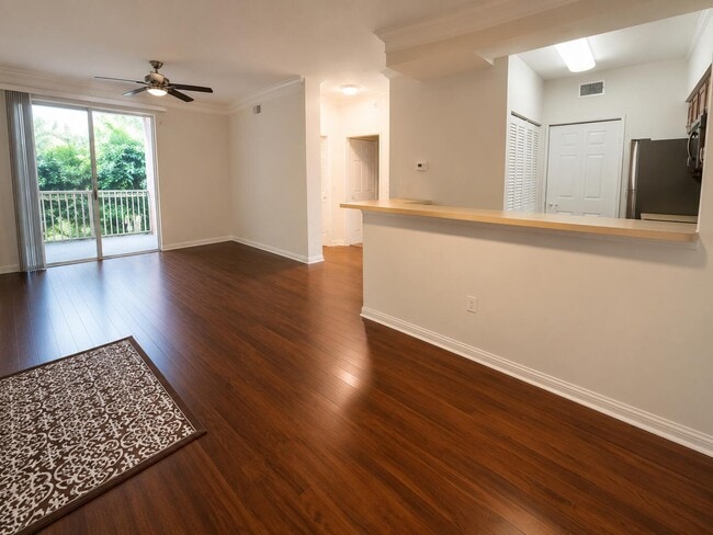 Building Photo - 2210 Myrtlewood Cir E