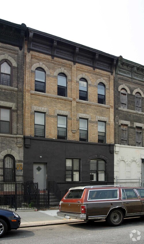 Primary Photo - 1044 Putnam Ave
