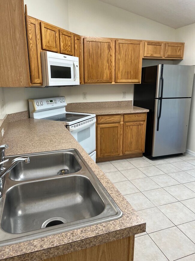 Building Photo - Cute 3 bedroom, 2 bathroom duplex