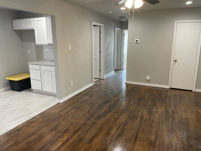 Building Photo - 613 S Andrews Ave