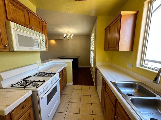 Foto del edificio - Gated Hayward Townhome with 2-Car Garage & Private Patio