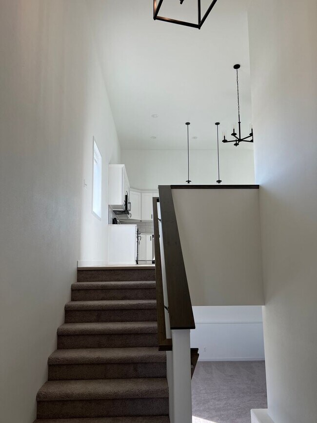 Building Photo - 4 Bed 3 Bath Single Family Home