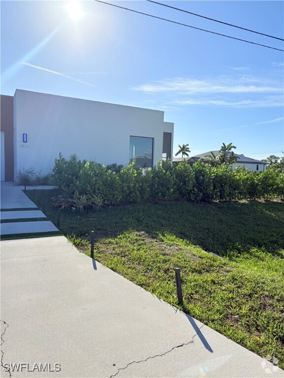 Building Photo - 3923 SW 13th Ave