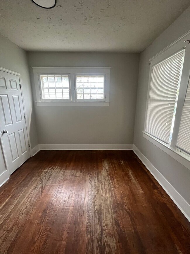Building Photo - Beautifully renovated 3 bedroom house!