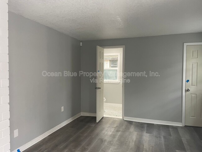 Foto del edificio - 2010 E Waters Ave