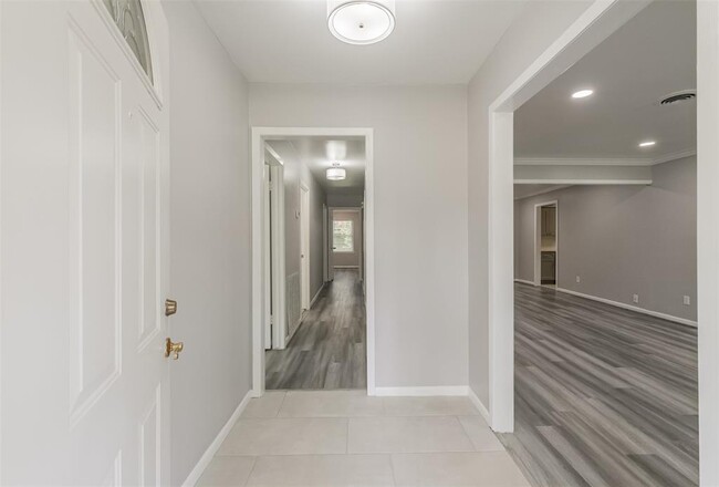 Foto del edificio - 10221 Mayfield Rd