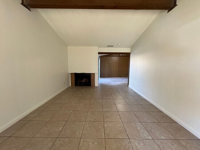 Foto del edificio - Lovely Duplex Next To Dining, Shopping, and More.