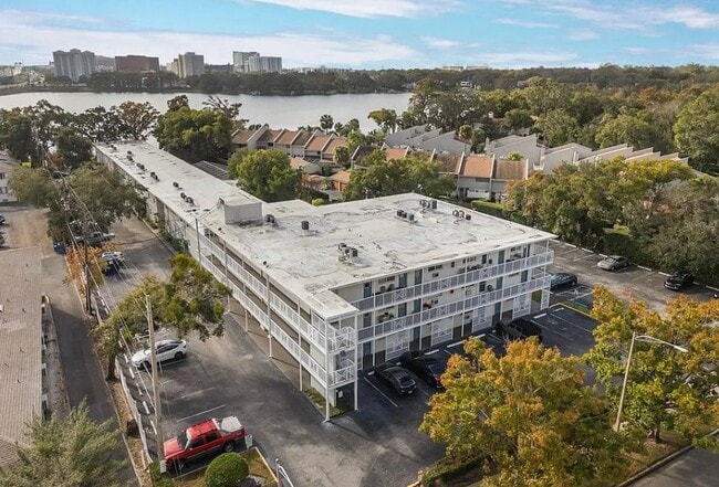 Building Photo - 320 Lakeview St