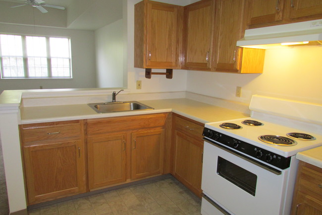 Kitchen - Avon on the Green - Senior Living