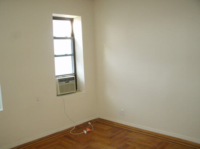 Building Photo - 400 E 45th St