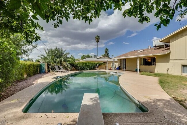 Foto del edificio - 5-Bed 3.5 Bath Tempe Home with Private Pool & Prime ASU Proximity
