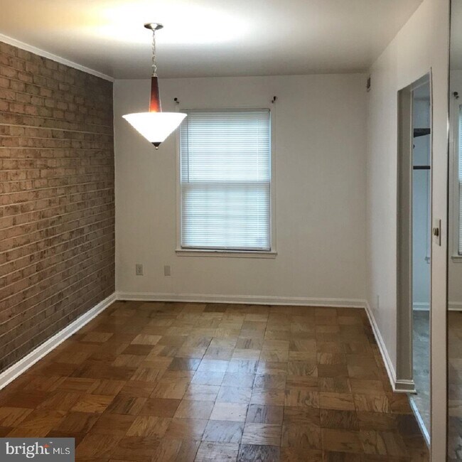 Foto del edificio - 6034 Westchester Park Dr