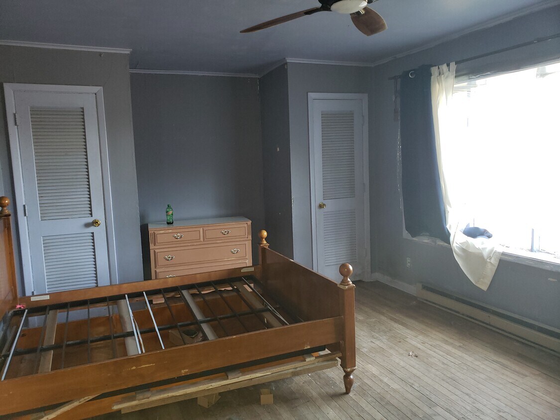 The entry area. - 216 S High St