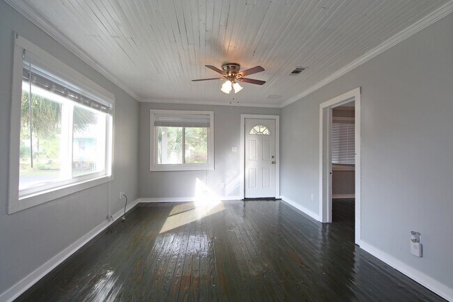 Building Photo - East Hill area ~ Updated 3 bed 2 bath ~ Wa...