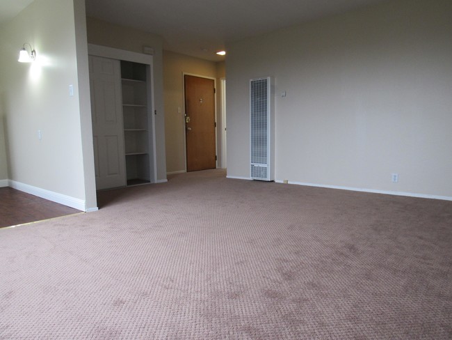 Building Photo - 1321 La Playa St