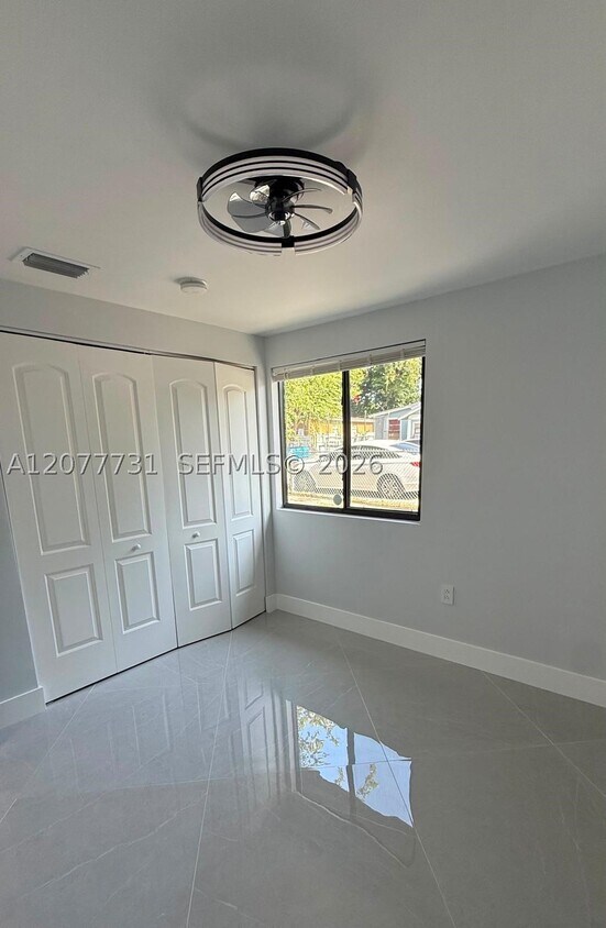 Foto del edificio - 305 NE 58th St