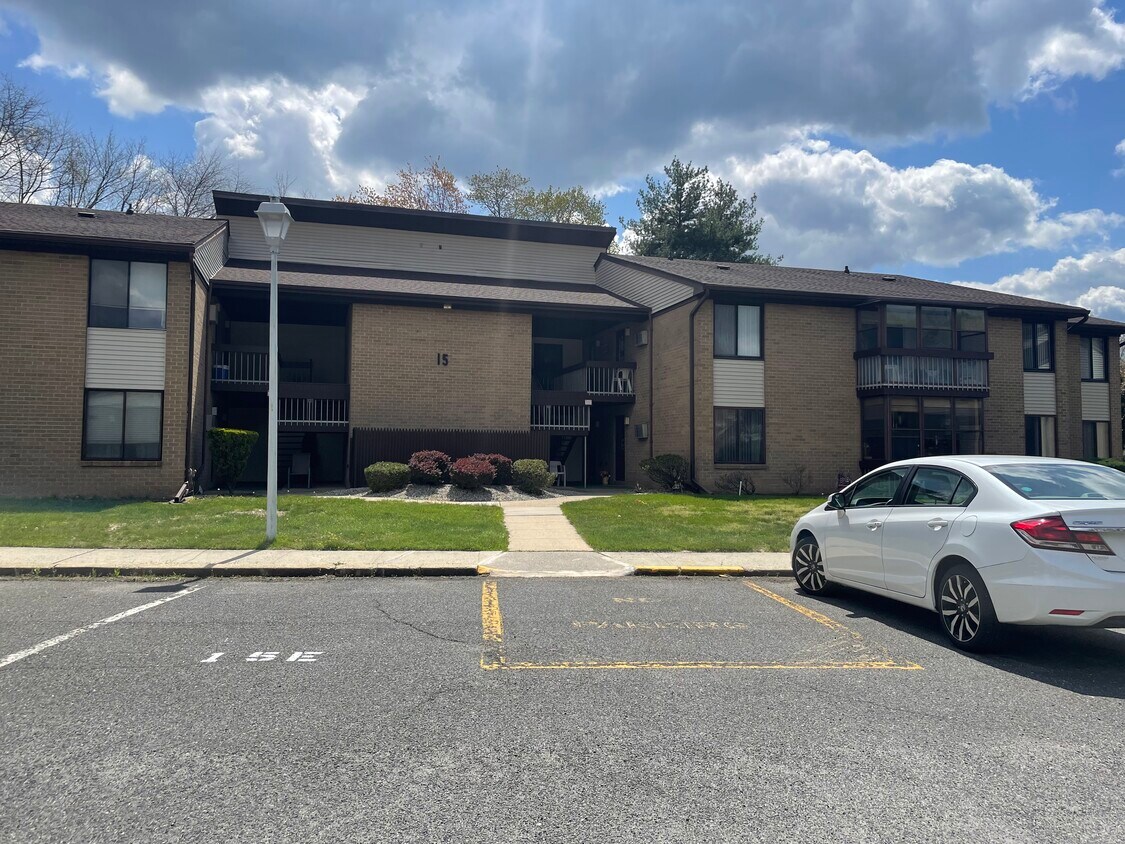 15 Pine Cluster Cir Unit J, Manalapan Township, NJ 07726 Condo for