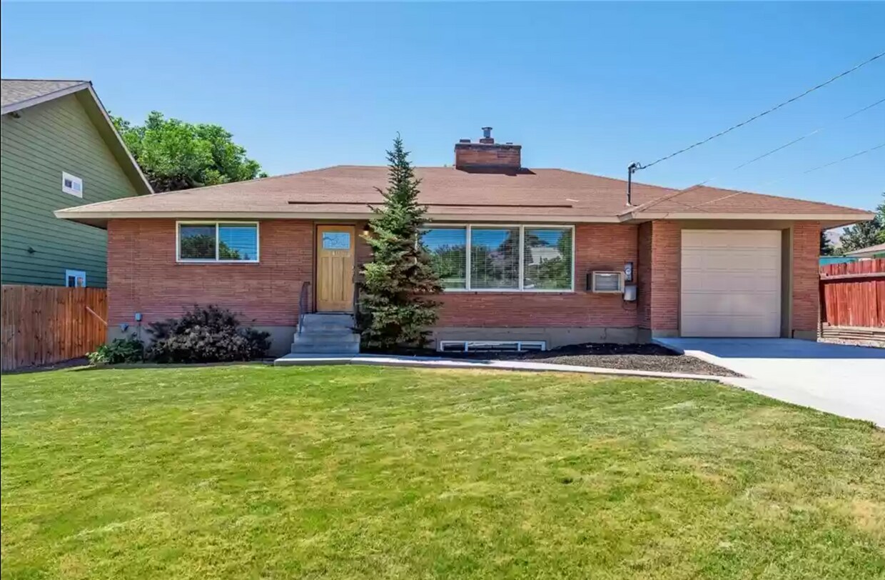 Primary Photo - 1405 Springwater Ave