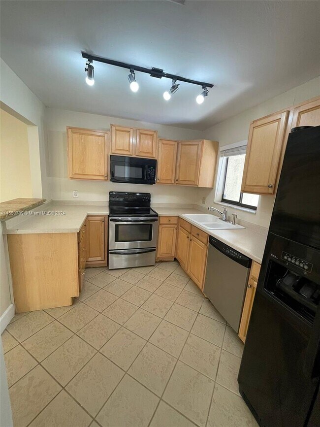 Building Photo - 5012 SW 40th Ave