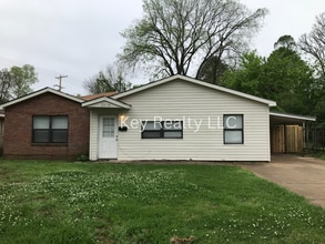 Building Photo - 2016 Clover Ln