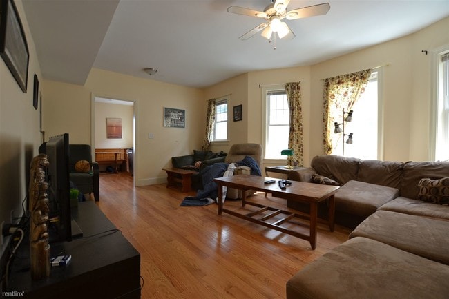 Building Photo - 74 Brooks St