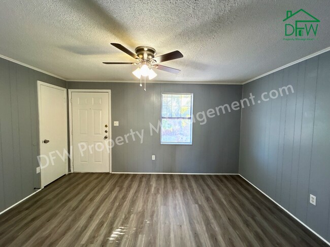 Building Photo - Charming 2-Bedroom Upstairs Apartment in Irving – Convenient Location, Fenced Yard, and More!
