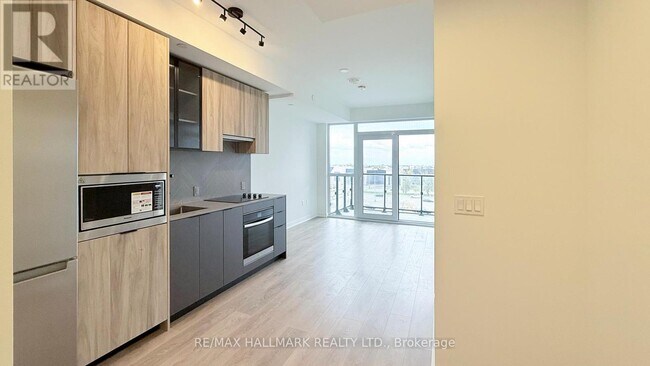 Building Photo - 1037 The Queensway